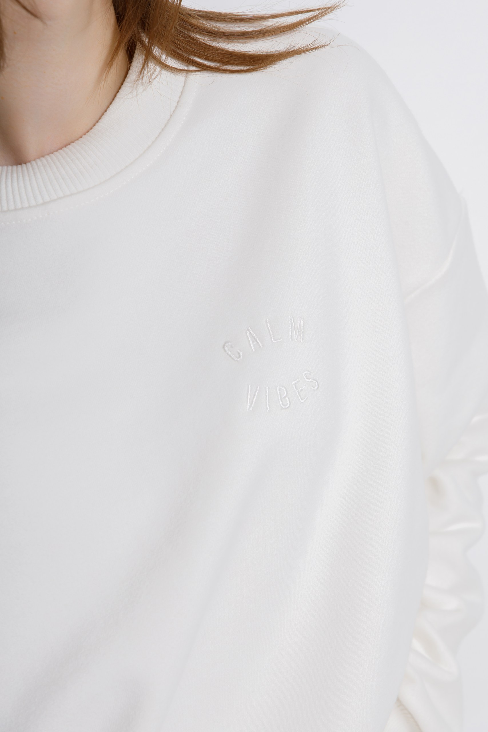 картинка Джемпер женский "Свон" (молочный с белой вышивкой) от магазина Одежда+