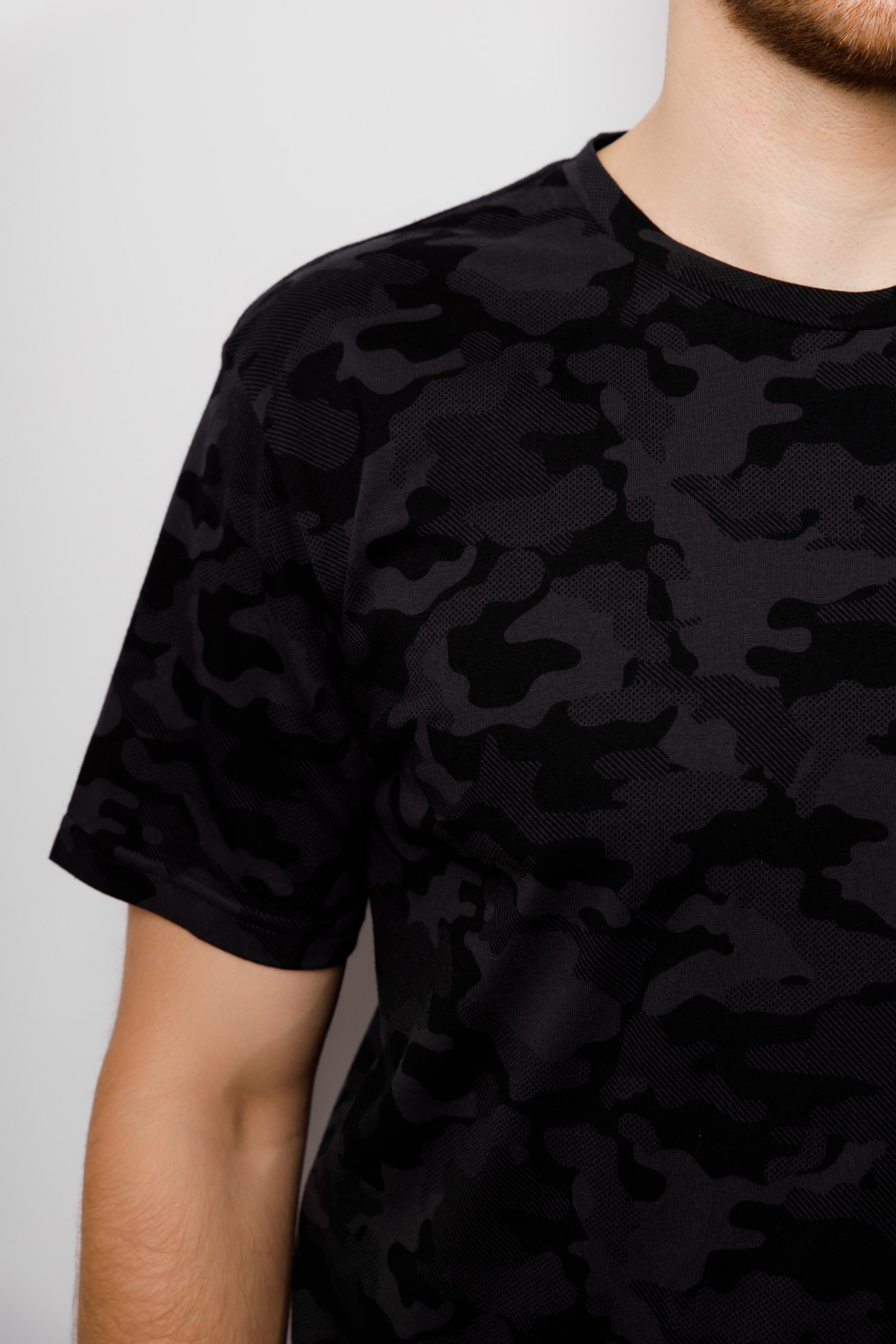 картинка Джемпер мужской «Т-ширт-цвет» (камуфляж темно-серого цвета) от магазина Одежда+